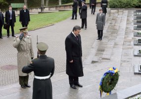 Lietuvos kariuomenės vadas  gen. mjr. A. Pocius kartu su Lietuvoje viešėjusiu Ukrainos prezidentu... - 2