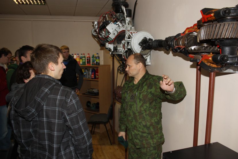 St. Raštikio puskarininkių mokykloje lankėsi Kauno technologijos universiteto studentai 
