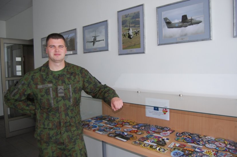 Aviacijos bazėje - karinių antsiuvų ekspozicija