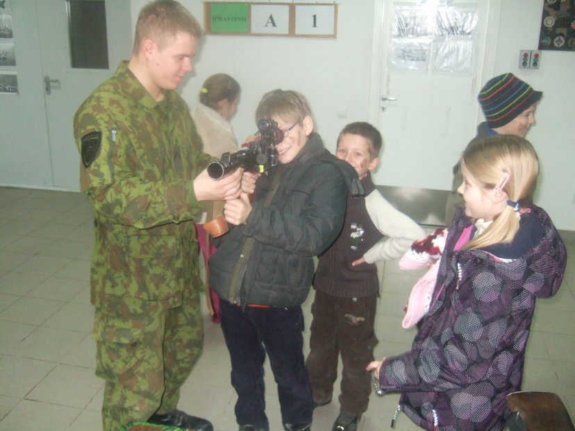 Minėdami Lietuvos kariuomenės dieną brigados kariai pasikvietė moksleivių, dalyvavo donorystės...