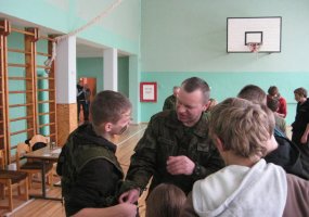 Sausumos pajėgų vadovybės kariai dalyvavo kalėdiniame projekte Vilniaus Šaltinio pagrindinėje... - 2