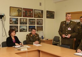 Krašto apsaugos ministrė ir Lietuvos kariuomenės vadas lankėsi Sausumos ir Krašto apsaugos... - 1