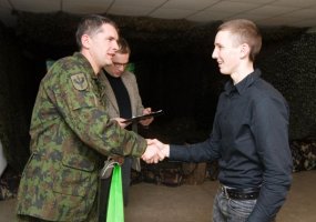 Viktorinos „Pažink L. K.!“ laureatai taiklumą išbandė lazerių šaudykloje - 2