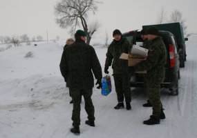 Mindaugo bataliono kariai dalijo dovanėles daugiavaikių šeimų vaikams - 1