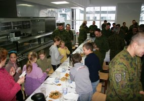 Vaidoto bataliono kariai ir Ruklos Carito globojami vaikai pasitiko šventes  - 1