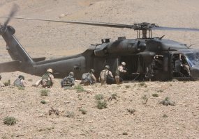 NATO pajėgų Afganistane vadas generolas D. Petraeusas dėkoja Lietuvos specialiųjų operacijų... - 5