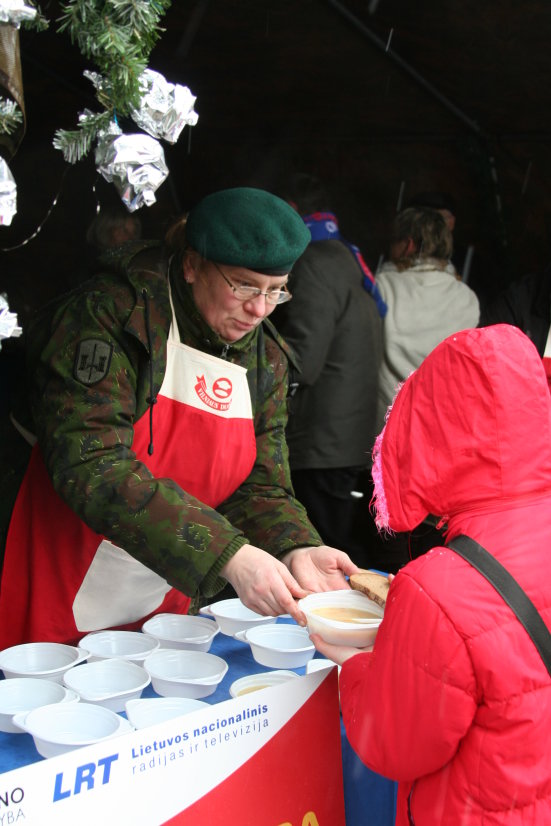 Kariai dalyvauja labdaros akcijoje „Maltiečių sriuba“