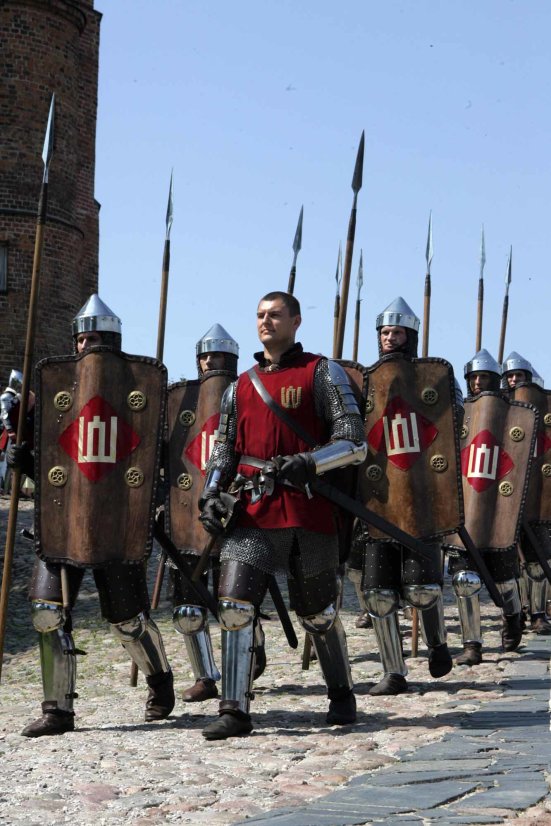 Garbės sargybos kuopos kariai su XIV a. LDK karių apranga ir ekipuote dalyvaus Žalgirio parodos...