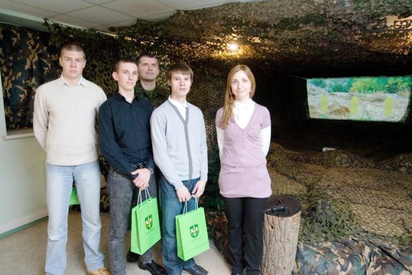 Viktorinos „Pažink L. K.!“ laureatai taiklumą išbandė lazerių šaudykloje