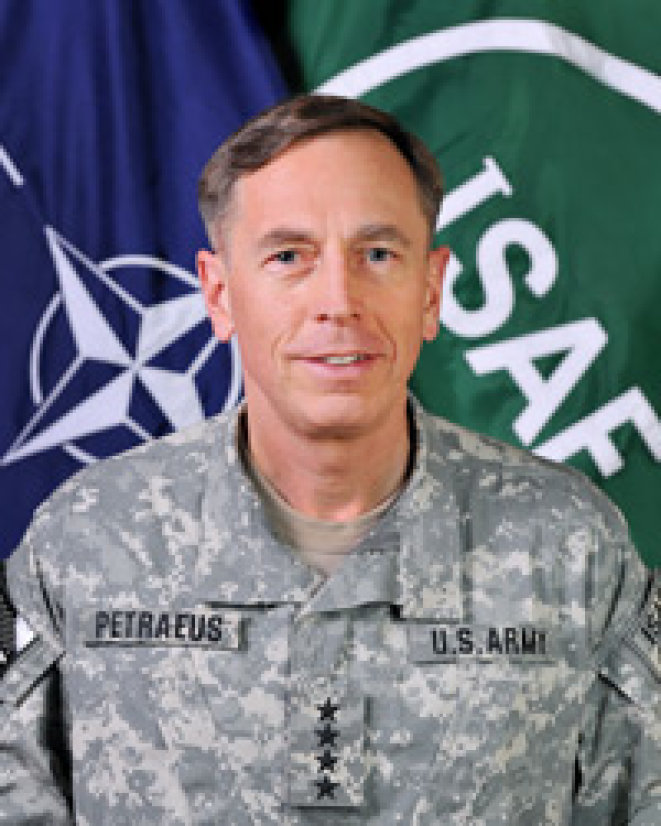 NATO pajėgų Afganistane vadas generolas D. Petraeusas dėkoja Lietuvos specialiųjų operacijų...