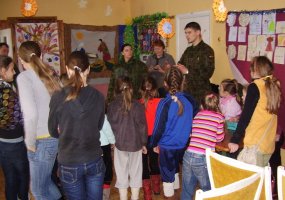 Artilerijos bataliono kariai aplankė Ruklos vaikų dienos centro auklėtinius - 1