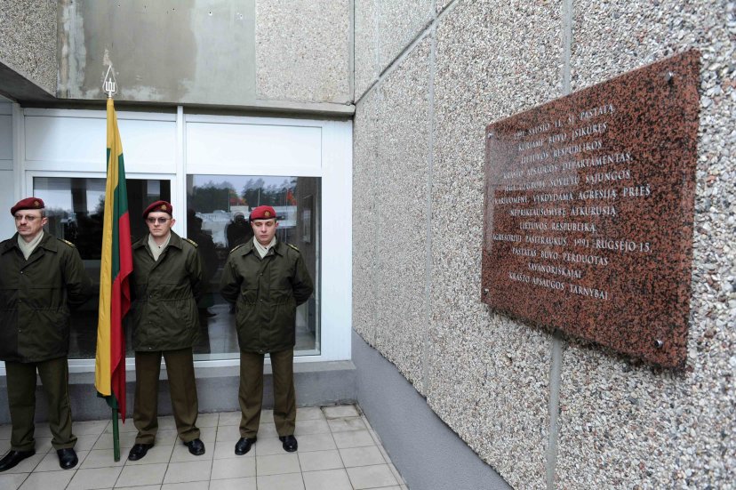 Ant Krašto apsaugos savanorių pajėgų štabo pastato atidengta lenta 1991 m. sausio įvykiams atminti