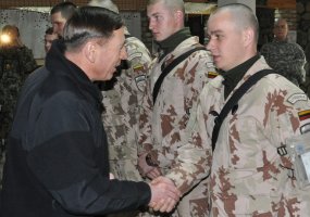 Goro provincijoje lankėsi Tarptautinių saugumo paramos pajėgų Afganistane vadas gen. Davidas... - 1