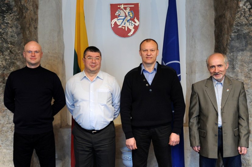 Lietuvos kariuomenės Ginkluotės kontrolės inspektoriai su svečiais iš Čekijos ir Vengrijos...