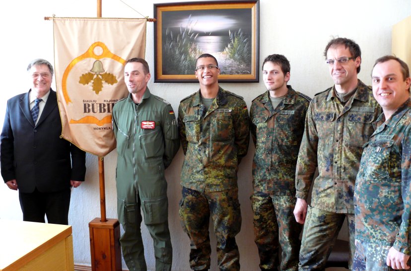 Vokietijos kariai dalyvavo Lietuvos narystės NATO 7-ųjų metinių minėjime Bubių mokykloje