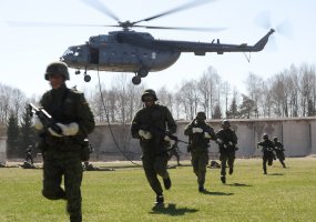 Motorizuotosios pėstininkų brigados „Geležinis Vilkas“ žvalgų  nusileidimo iš sraigtasparnio ir... - 1