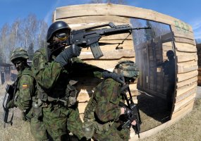 Motorizuotosios pėstininkų brigados „Geležinis Vilkas“ žvalgų  nusileidimo iš sraigtasparnio ir... - 3