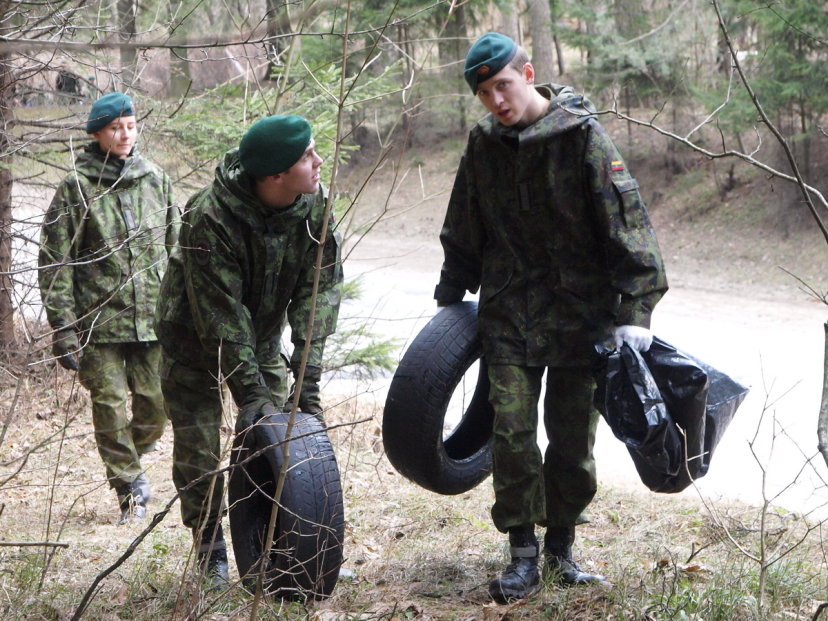 Lietuvos kariuomenės kariai ir civiliai dalyvavo akcijoje „Darom“