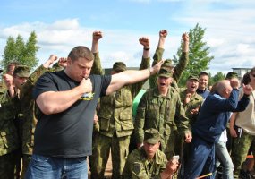 Krepšininkas Linas Kleiza ir galiūnas Žydrūnas Savickas išreiškė savo solidarumą su kariais - 1