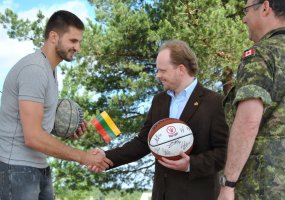 Krepšininkas Linas Kleiza ir galiūnas Žydrūnas Savickas išreiškė savo solidarumą su kariais - 2