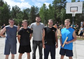 Krepšininkas Linas Kleiza ir galiūnas Žydrūnas Savickas išreiškė savo solidarumą su kariais - 4