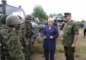 Tarptautines pratybas „Gintarinė viltis 2011“ Pabradės poligone stebėjo ir Vyriausioji šalies... - 4