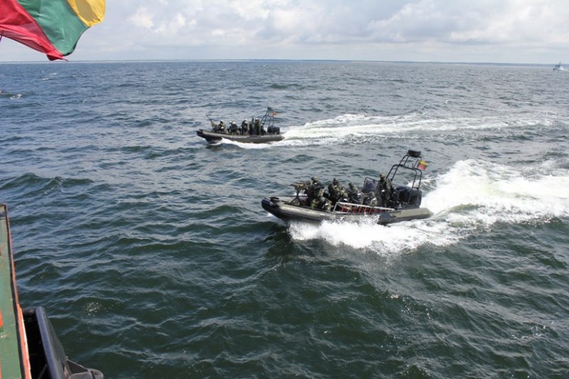 Specialiųjų operacijų pajėgų eskadrono kariai pratybose „Gintarinė viltis 2011“ dalyvauja pirmą...