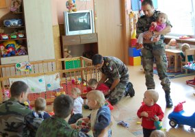 Lietuvos ir Prancūzijos karinių oro pajėgų kariai lankėsi Šiaulių kūdikių namuose - 1