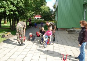 Lietuvos ir Prancūzijos karinių oro pajėgų kariai lankėsi Šiaulių kūdikių namuose - 3