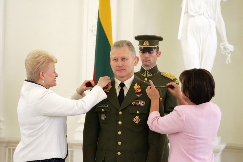 Aukštesnieji karininko laipsniai suteikti trims Lietuvos karininkams 