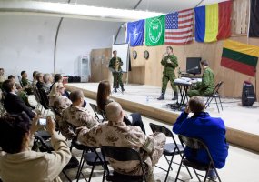 Afganistane apsilankęs kariuomenės vadas susitiko su kariais, NATO misijų vadovybe  - 2