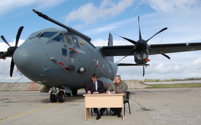 Aviacijos bazė ir Radviliškio kultūros centras pasirašė bendradarbiavimo sutartį