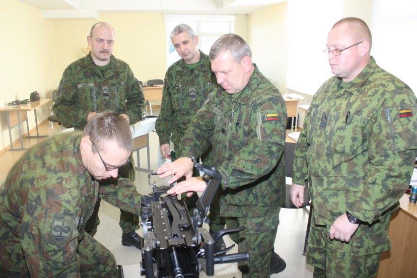 Lietuvos kariuomenės mokykloje - pirmasis ginklų priežiūros specialisto kursas