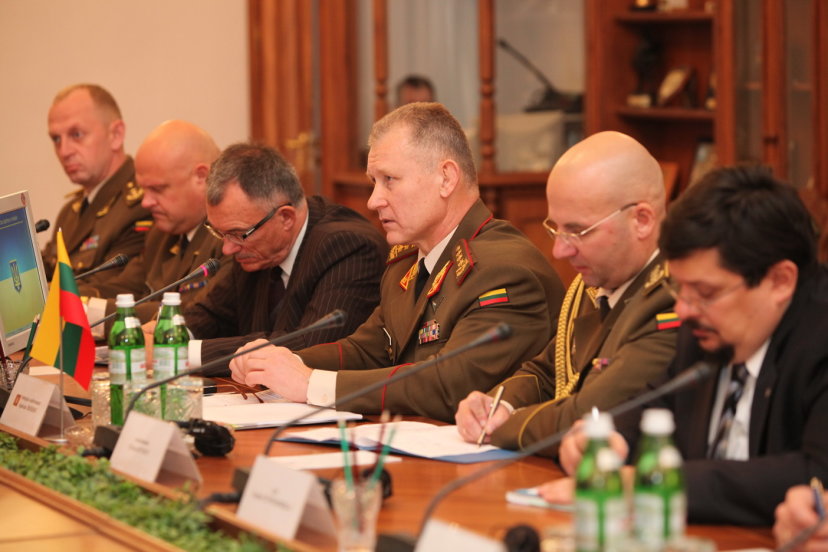 Lietuvos kariuomenės vadas Ukrainoje aptarė šalių karinį bendradarbiavimą