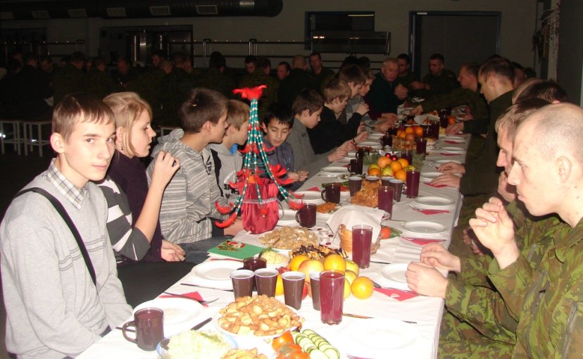 Kęstučio bataliono kariai kartu su jaunaisiais bičiuliais dėkojo už 2011 metus