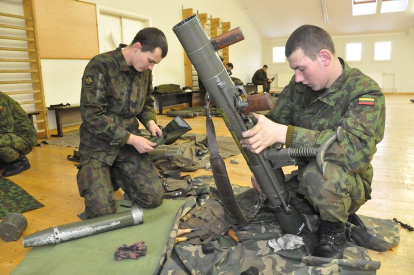 Kariai savanoriai baigė prieštankinių ginklų naudotojų kursą