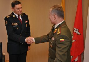 Pasirašyti Lietuvos kariuomenės ir vidaus tarnybos padalinių bendradarbiavimo 2012 metais planai  - 1