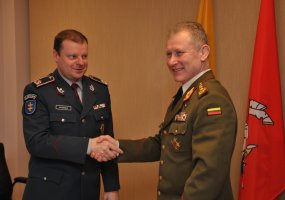 Pasirašyti Lietuvos kariuomenės ir vidaus tarnybos padalinių bendradarbiavimo 2012 metais planai  - 2