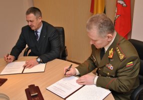 Pasirašyti Lietuvos kariuomenės ir vidaus tarnybos padalinių bendradarbiavimo 2012 metais planai  - 3