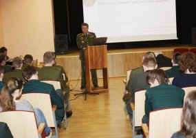 Sausumos pajėgų vadas gen. mjr. Jonas Vytautas Žukas susitiko su Kauno rajono gimnazistais  - 1