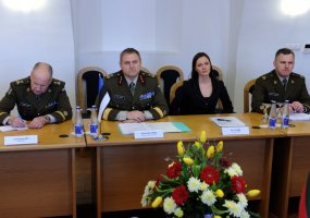 Ministrė ir kariuomenės vadas susitiko su pirmojo vizito į Lietuvą atvykusiu Estijos kariuomenės... - 4