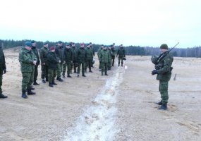 Inžinerijos bataliono kariai vertinamosiose pratybose įrenginėja situacines inžinerines kliūtis - 4