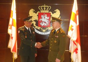 Gruzijoje besilankantis Lietuvos kariuomenės vadas aptarė šalių dalyvavimą NATO operacijose,... - 1