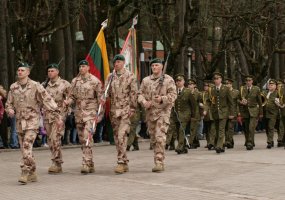 Alytuje į tarptautinę misiją Afganistane iškilmingai išlydėti Lietuvos kariai - 1