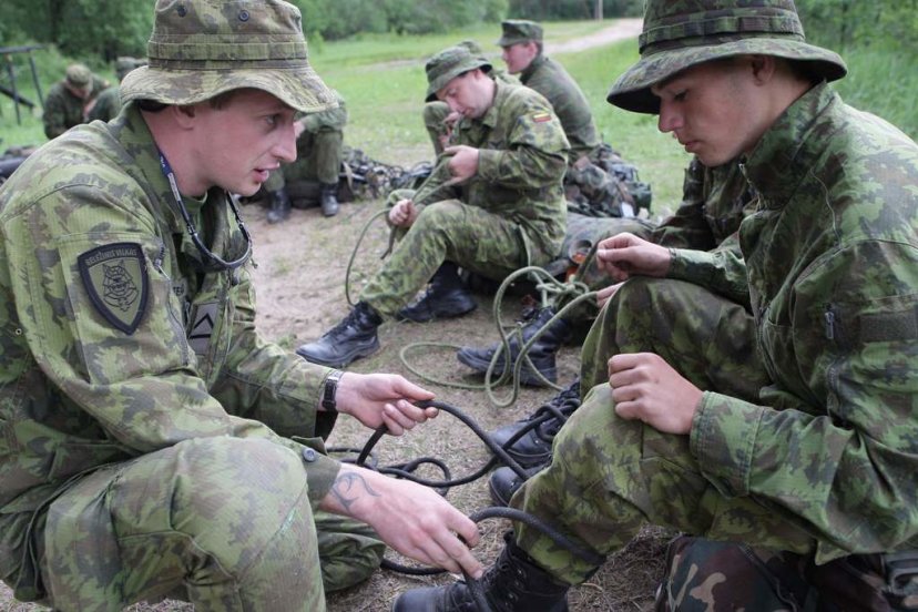 Pratybose „Pėdsekys – 2012“ – Sausumos pajėgų žvalgai įgijo naudingos patirties 