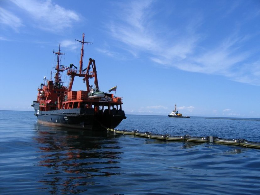 Karinių jūrų pajėgų kariai ir laivai dalyvavo naftos taršos likvidavimo jūroje pratybose