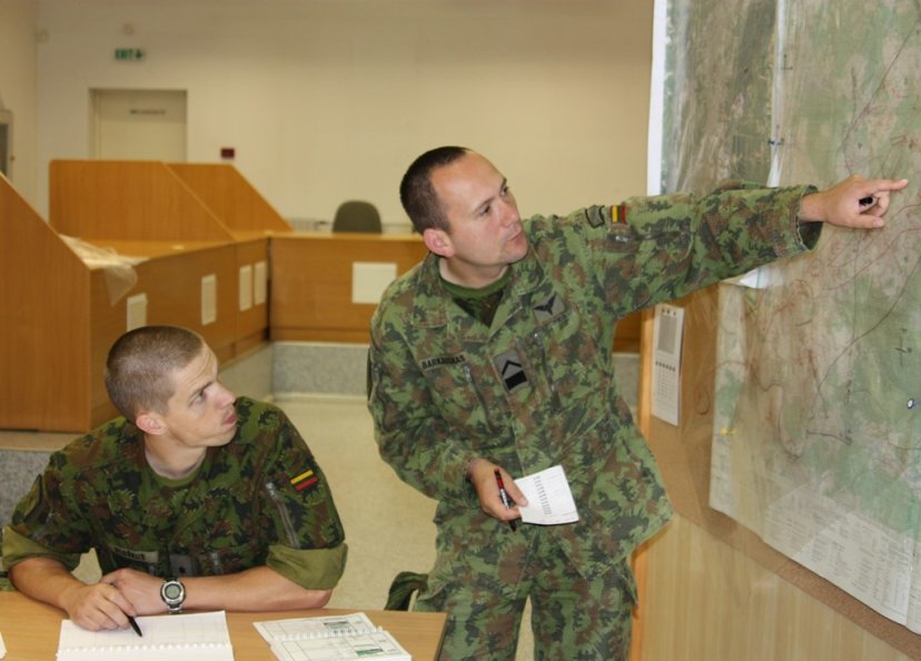 Pratybose „Voratinklis-2012“ žvalgybos padalinių vadai planuoja ir vykdo žvalgybines užduotis 