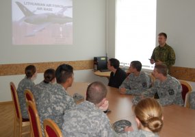 Aviacijos bazėje lankėsi JAV kadetų grupė - 1