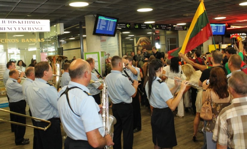 Lietuvos krepšinio rinktinė sutikta karinio maršo ritmu
