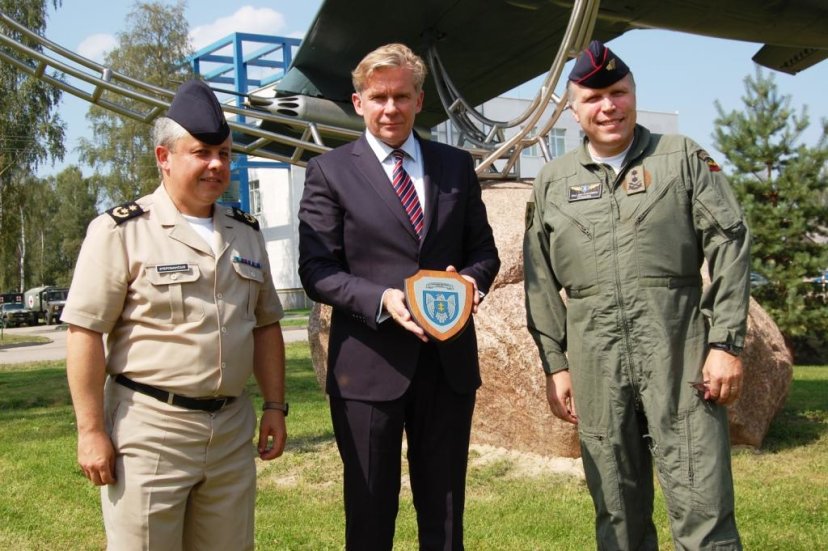 Užsienių reikalų ministras lankėsi Karinių oro pajėgų Aviacijos bazėje